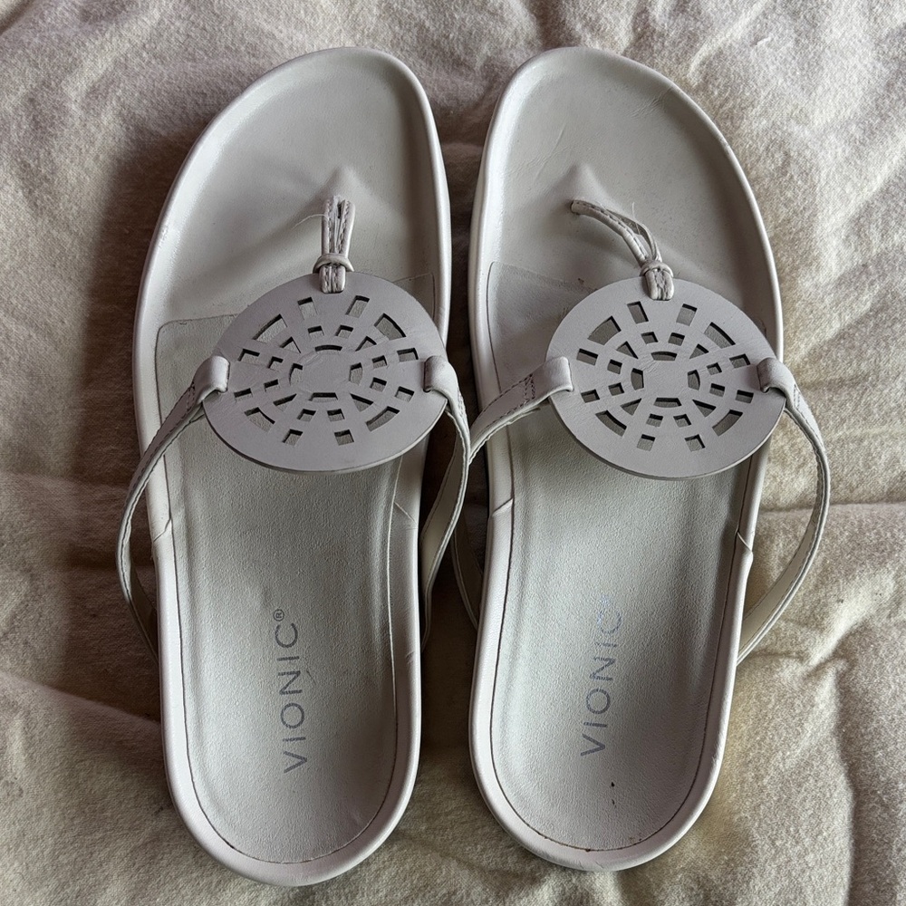 Vionic Women's Solari Cream Sandals with Cutout Design